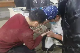 抓捕嫌犯时被拽倒 双手扎满碎玻璃 他却紧紧摁住了他图片