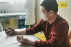 致敬！他用扎满碎玻璃的手摁住在逃嫌犯图片
