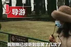 导游回应地震遗址怒怼嬉笑游客：多次示意无果，当年几十个娃娃埋在里面图片
