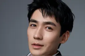 朱一龙自然光感大片曝光 美好又静谧造型帅气满分图片