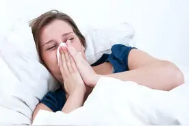 一感冒就用药这样真的对吗？专家：叠吃感冒药，可能损害肝和其他脏器图片