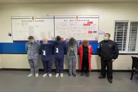 茶楼打牌赢五千被输家怀疑“出老千”拦下，男子悄悄打电话报警……图片