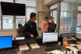 父亲将9岁女儿一人留车内，半小时后孩子找不到了图片