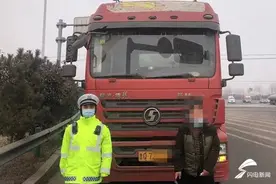未按规定投保罚款8960元 岚山交警查处两辆“脱保”大货车图片