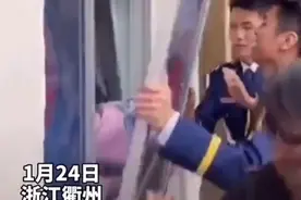 消防员结婚接亲时把窗户拆了，手法专业速度飞快图片