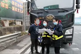21.2米长的“西瓜车”不能免费？司机很生气，收费员拿文件科普政策图片