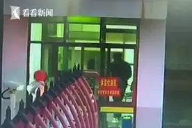 消防门岗收到“神秘礼物”女子留言：感谢你们的守护图片