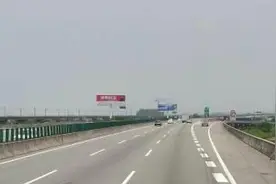 女子珠海高速公路一个急刹，害得后车当场翻车！她竟振振有词说……图片