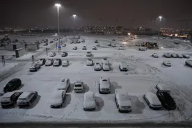美国芝加哥迎来暴雪天气 积雪覆盖奥黑尔国际机场图片