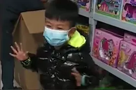 孩子考“双百”家长奖励30秒狂购玩具，网友：孩子一定很难忘图片