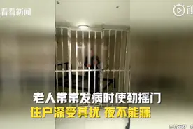 老人患阿尔兹海默症，长期被锁车库半夜敲门扰民，家属这样说，网友叹气图片
