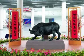 地铁人民广场中央展台推出“金牛迎春”铜牛雕塑，牛劲十足、牛气冲天图片