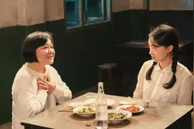 《你好，李焕英》曝新特辑 贾玲喜提“两个妈妈”图片