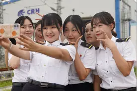 动车上这群“95后”女机械师 都在忙些啥？图片
