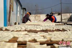 江苏兴化村民迎新年 家家户户蒸年糕图片
