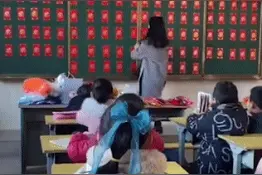 老师为全班准备“抽奖红包”，网友：奖品不会是作业吧……图片
