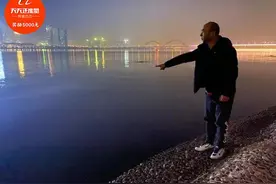 18岁女孩交不起学费深夜跳江，过路男子一把拽回还说：我来资助你图片