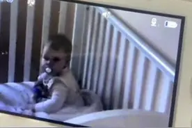 英国一岁婴儿不睡午觉玩耍被妈妈发现 立刻倒下装睡图片