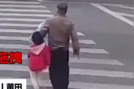 4岁孙女阻拦爷爷闯红灯，爷爷不听，结果双双被撞……图片