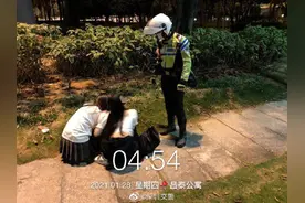 女子深夜喝酒路边呕吐 铁骑交代司机安全送达图片