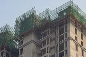 污染管控期电建·泷悦华庭违反禁令持续施工 多项指标未达扬尘治理标准图片