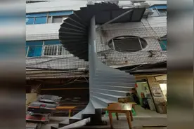 53秒｜贵阳惊现无围挡旋转楼梯 居委会：若不能提供手续将拆除视频封面