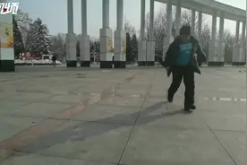 老游戏玩起来！10岁孩子滚铁环锻炼身体图片