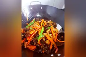 木耳胡萝卜炒肉—色彩明艳 清爽可口 小朋友大朋友都爱吃图片