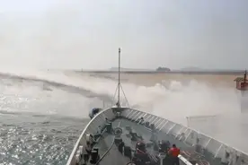 三亚湾渔船失火 中国海警局直属第五局紧急救援图片