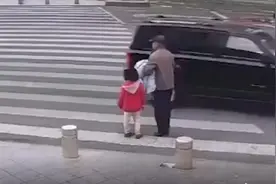 4岁孙女阻止爷爷闯红灯未果：下一秒被车撞飞，老人身亡图片