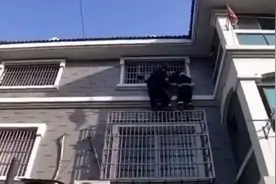 女子欲跳楼，邻居发现后上前死死拉住视频封面