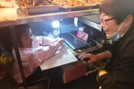 案板下学习的女孩：半年后仍在原处上网课，柜子加高心态不变图片