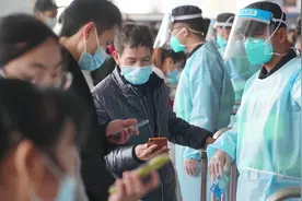 视频直击深圳春运首日，客流低于往年，火车站增设口罩派发机视频封面