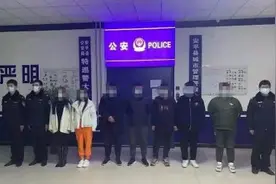多名年轻人燃放网红“加特林”、“钢丝棉”，警方：已处罚图片