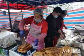 油条摊位准备摆到过小年 这对湖北夫妻要留在烟台过年图片
