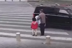 爷爷硬闯红灯被孙女2次拉住，下一秒监控拍到心碎瞬间图片