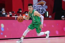 国内媒体：各方初步达成的方案是郭艾伦继续穿AJ 但需要贴标图片