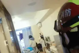 女子被闺蜜狂扇耳光：“你怎么这么傻！”图片