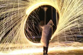 “网红钢丝棉”烟花在网上卖火了！成都消防：它燃点低，极易引燃周围物品图片