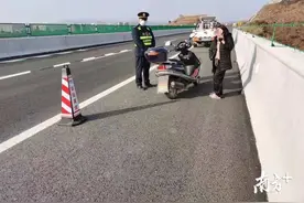 无证驾驶摩托上高速，还逆行逃跑？危险图片
