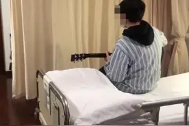 15岁的他，用吉他温暖了整间病房图片