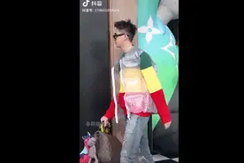 LV充气背心卖2万6！网友：橙色比较好，去漂流都会发！有人复制了同款……图片