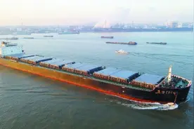 南京港首次迎来5万吨以上货轮图片