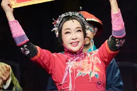 家乡人民扎起！刘晓庆携《风华绝代》回重庆，三层楼都坐满了图片