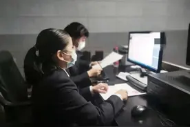 批捕！男子尾随多名女性并向身上泼墨水，只为了刺激图片