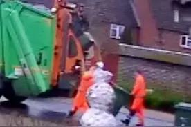 清洁工踢烂了一个雪人，就被开除了？！为这事儿英国人吵疯了图片