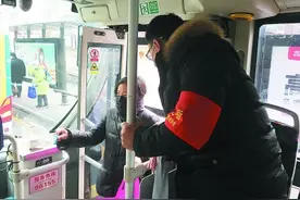 首批！南京329位巡检员上岗公交车图片
