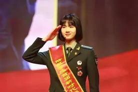 又飒又美！陆军首批女飞行学员徐枫灿初放单飞，网友：全是闪光点图片