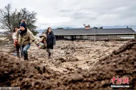 美加州1号公路暴雨中塌陷！连日雨雪已致两人死亡图片