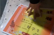 来吧，展示！女孩期末回家出牌式秀奖状视频封面